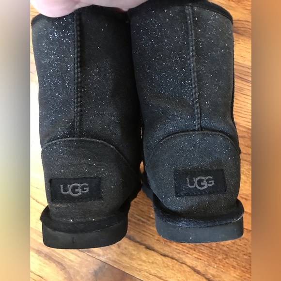 Girls Sparkling Black Ugg Boots Classic II
Size 2
Smoke Free Home
Bundle… - Picture 15 of 16